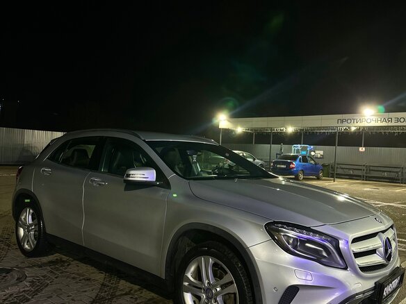 2015 Mercedes-Benz GLA 200 I (X156), серебристый, 1800000 рублей