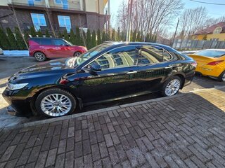 2020 Toyota Camry VIII (XV70), чёрный, 2950000 рублей, вид 3