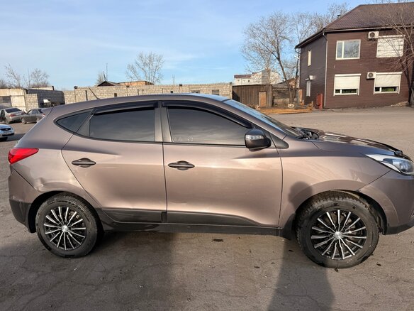 2014 Hyundai ix35 I Рестайлинг, коричневый, 1350000 рублей - вид 3