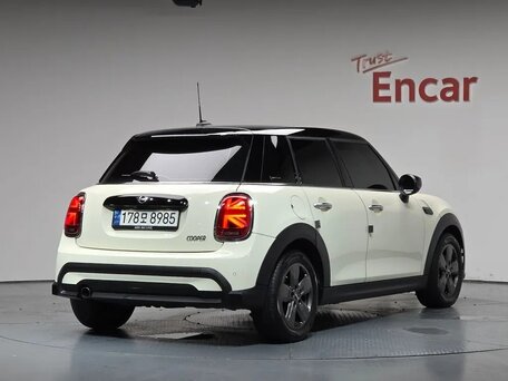 2022 Mini Hatch Cooper III (F55/F56) Рестайлинг 2, белый, 1810000 рублей, вид 4