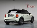 2022 Mini Hatch Cooper III (F55/F56) Рестайлинг 2, белый, 1810000 рублей - вид 3