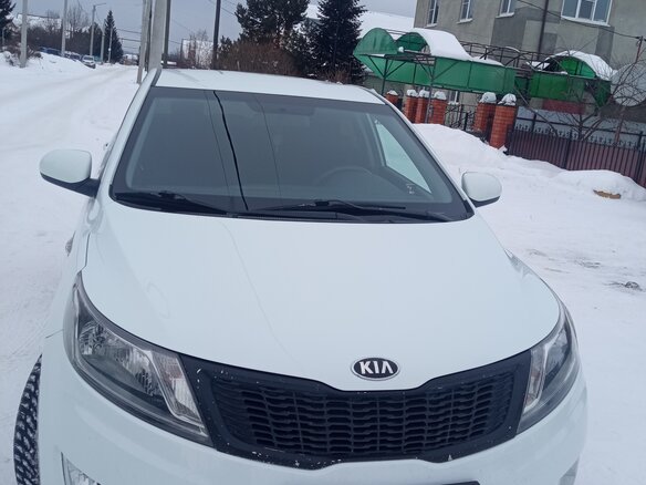 2013 Kia Rio 5-speed III, белый, 930000 рублей - вид 1