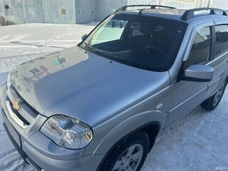 2014 Chevrolet Niva I Рестайлинг, серебристый, 710000 рублей, вид 1