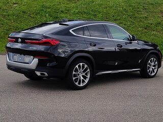 2022 BMW X6 40i III (G06), чёрный, 5349003 рублей, вид 4