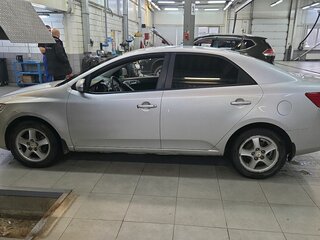 2010 Kia Cerato 6-speed II, серебристый, 950000 рублей, вид 4