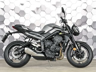2024 Triumph Street Triple, серый, 1099000 рублей, вид 3