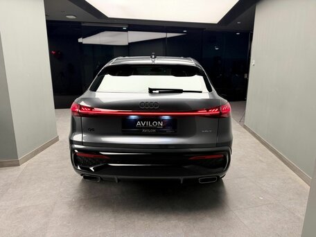 2025 Audi Q5 Sportback TFSI quattro S tronic II (GU), серый, 9604000 рублей, вид 4
