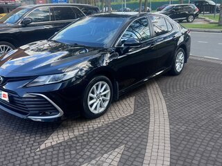 2021 Toyota Camry VIII (XV70) Рестайлинг, чёрный, 2100000 рублей, вид 1