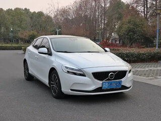 2018 Volvo V40 II Рестайлинг, белый, 1380000 рублей, вид 1