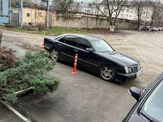 2001 Mercedes-Benz E-Класс 200 II (W210, S210) Рестайлинг, чёрный, 470000 рублей, вид 1
