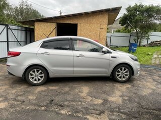 2016 Kia Rio III Рестайлинг, серебристый, 680000 рублей, вид 3