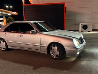 2000 Mercedes-Benz E-Класс 320 II (W210, S210) Рестайлинг, серебристый, 650000 рублей, вид 5