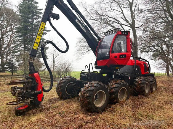 2023 Komatsu 931, красный, 53790000 рублей