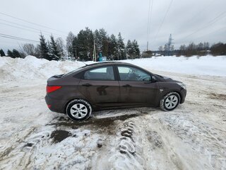 2015 Hyundai Solaris I Рестайлинг, коричневый, 990000 рублей, вид 3