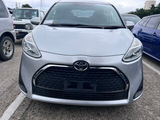 2021 Toyota Sienta II Рестайлинг, серебристый, 1650000 рублей, вид 2