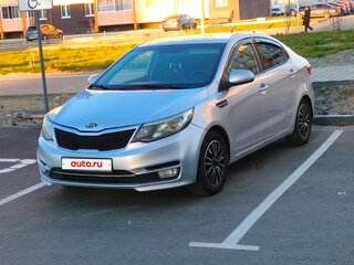 2016 Kia Rio III Рестайлинг, серебристый, 685000 рублей, вид 1