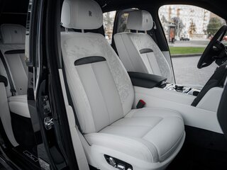 2026 Rolls-Royce Cullinan Black Badge I Рестайлинг (Series II), чёрный, 72500000 рублей, вид 2