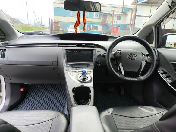 2010 Toyota Prius III (XW30), серый, 850000 рублей - вид 3