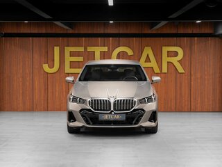 2024 BMW 5 серии 520d xDrive VIII (G60/G61/G68), серый, 8650000 рублей, вид 2