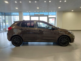 2016 Kia Rio III Рестайлинг, коричневый, 900000 рублей, вид 4