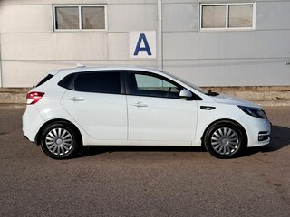 2017 Kia Rio III Рестайлинг, белый, 530000 рублей, вид 4
