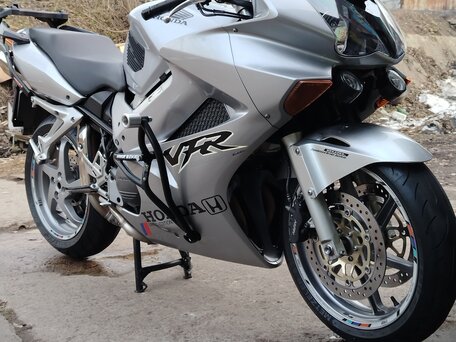 2005 Honda VFR 800, серебристый, 550000 рублей, вид 1