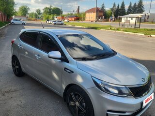 2016 Kia Rio III Рестайлинг, серебристый, 850000 рублей, вид 2
