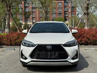 2022 Toyota Yaris IV, белый, 1650000 рублей, вид 1