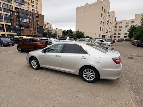 2015 Toyota Camry VII (XV50) Рестайлинг, серебристый, 1800000 рублей, вид 4