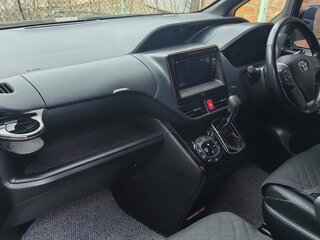 2018 Toyota Noah III (R80) Рестайлинг, чёрный, 3000000 рублей, вид 4