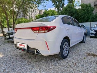 2021 Kia Rio IV Рестайлинг, белый, 1648000 рублей, вид 3