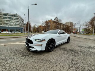 2018 Ford Mustang VI Рестайлинг, белый, 3000000 рублей, вид 3