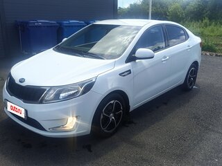 2013 Kia Rio 5-speed III, белый, 700000 рублей, вид 3