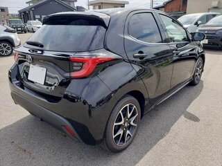 2023 Toyota Yaris IV, чёрный, 1014000 рублей, вид 4