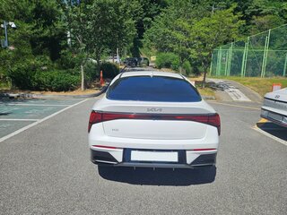 2023 Kia K5 LPi III Рестайлинг, белый, 2520000 рублей, вид 4