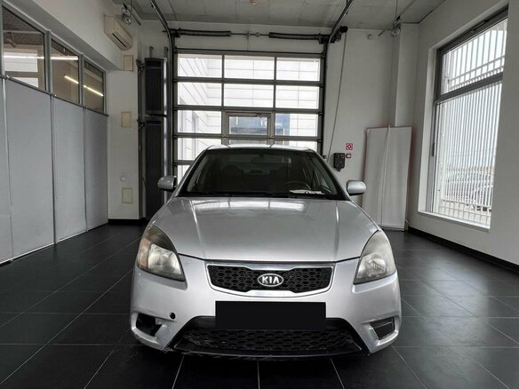 2010 Kia Rio II Рестайлинг, серебристый, 450000 рублей - вид 1