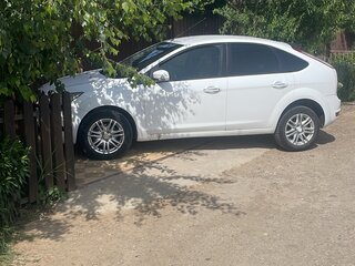 2010 Ford Focus II Рестайлинг, белый, 610000 рублей, вид 4