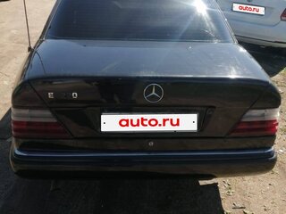 1994 Mercedes-Benz E-Класс 220 I (W124), чёрный, 370000 рублей, вид 5