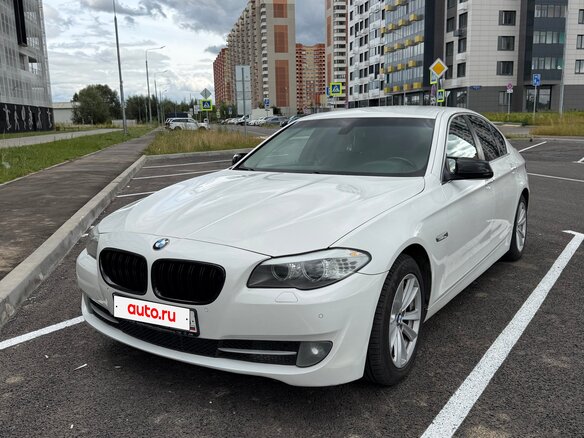 2010 BMW 5 серии 528i VI (F10/F11/F07), белый, 1450000 рублей
