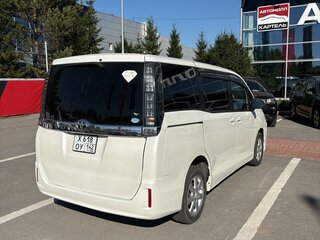 2014 Toyota Voxy III (R80), белый, 1699000 рублей, вид 3