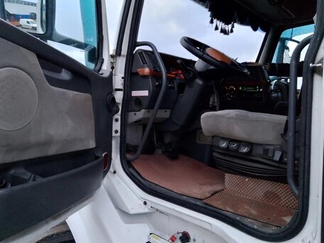 2004 Volvo VNL, белый, 3200000 рублей, вид 3