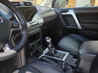 2017 Toyota Land Cruiser Prado 150 Series Рестайлинг 2, белый, 4000000 рублей, вид 3