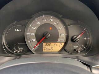 2015 Toyota Vitz III (XP130) Рестайлинг, белый, 800000 рублей, вид 5