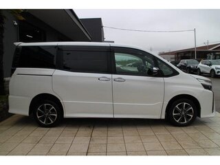 2020 Toyota Voxy III (R80) Рестайлинг, белый, 1848200 рублей, вид 4