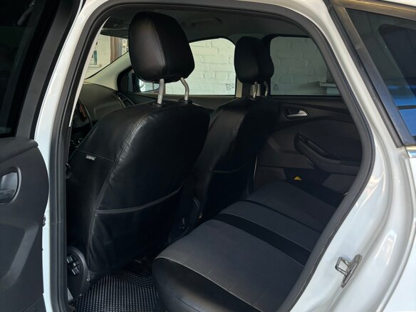 2011 Ford Focus III, белый - вид 10