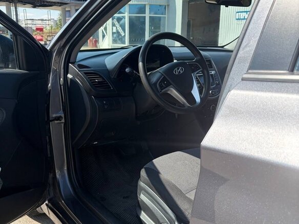 2013 Hyundai Accent IV, серый, 850000 рублей - вид 9