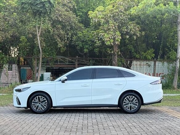 2026 Geely Emgrand III, белый, 1190000 рублей - вид 4