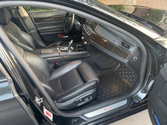 2010 BMW 7 серии Long 750Li xDrive V (F01/F02/F04), чёрный, 2100000 рублей - вид 3