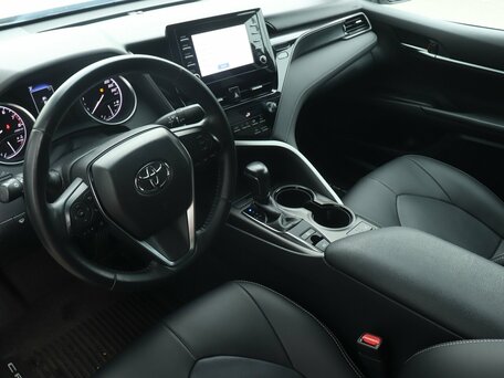 2021 Toyota Camry VIII (XV70) Рестайлинг, серебристый, 2990000 рублей, вид 5