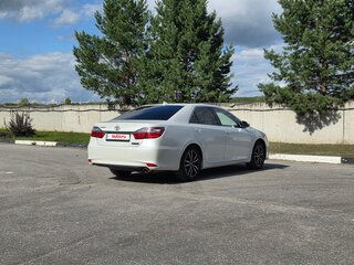 2017 Toyota Camry VII (XV50) Рестайлинг 2, белый, 2450000 рублей, вид 4